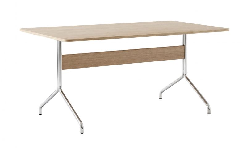 AndTradition Pavilion Tisch AV18 mit heller Holzplatte und verchromtem Gestell.